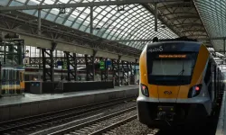Amsterdam Centraal İstasyonu’nda bugün tren seferleri durduruldu