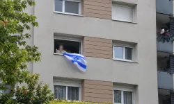 Fransa'da İsrail bayrağı açıp öğrencilere pencereden silah doğrultan kadına hapis cezası