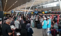 Hollanda'da Müslüman olan 20 kişi umreye uğurlandı