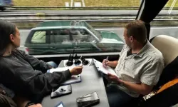 Hollanda'da polis otoyolda telefon kullanan sürücülere otobüsten ceza kesti