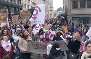 Brüksel’de kadına şiddet yürüyüşünde Gazze protestosuna polisten sert tepki