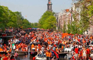 Hollanda’da Kral Günü: Şemsiye ve güneş gözlüğünüzü yanınıza alın