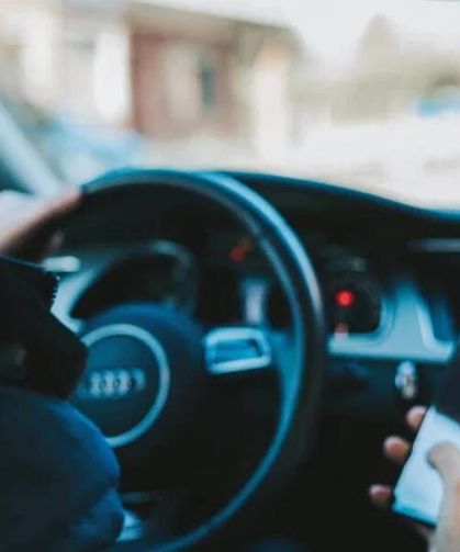 Fransa’da trafikte telefon kullananın ehliyetine el konulacak