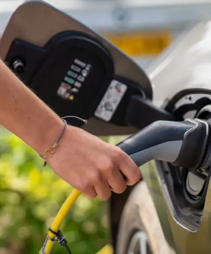 Fransa'da elektrikli araç şarj istasyonu desteği 12 bin euroya çıkarıldı