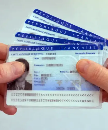 Fransa’da sahte evrakla pasaport çıkaran 5 kişi tutuklandı