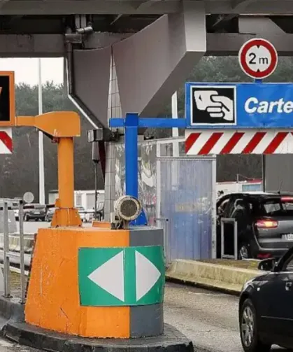 Fransa'da otoyol gişelerinden aylarca kaçak geçen sürücüye 9 bin euro ceza