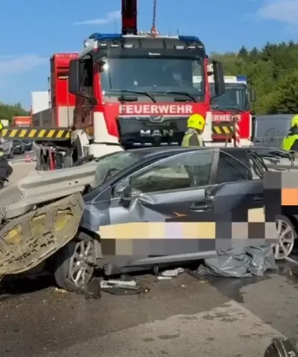 Avusturya’da bariyer otomobili delip geçti: 2 kişi hayatını kaybetti