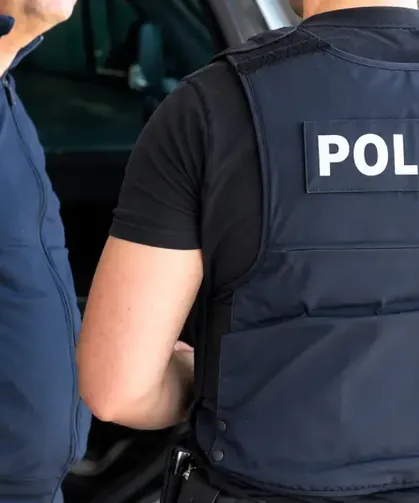 Almanya'da Türk sürücünün otomobilindeki gizli bölmeden 8 kilo altın çıktı