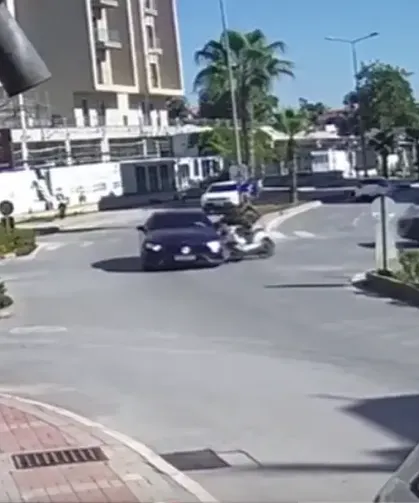 Türkiye'de kazaya karışan Fransa plakalı otomobil trafikten menedildi