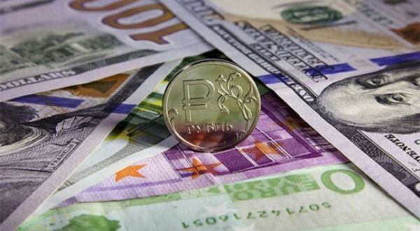 Rus rublesi dolar karşısında yüzde 20’nin üzerinde değer kaybetti