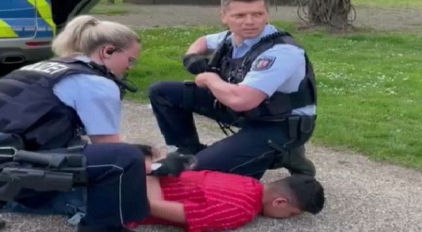 Almanya’da polis 13 yaşındaki Türk çocuğa şiddet uyguladı! Görüntüler tepki çekti (VIDEO)