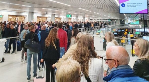 Hollanda, Almanya ve İngiltere havalimanlarında yolcular saatlerce kuyrukta bekliyor!