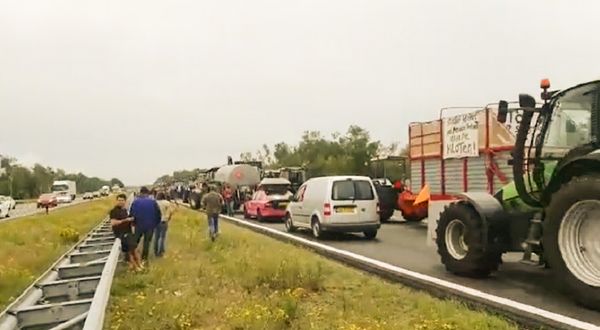 Hollanda’da çiftçiler ikinci kez yolları kapattı