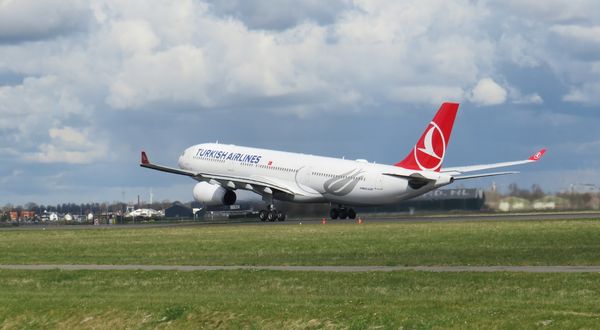 Türk Hava Yolları, Schiphol’de yaşanan kaos nedeniyle bazı seferlerini iptal etti