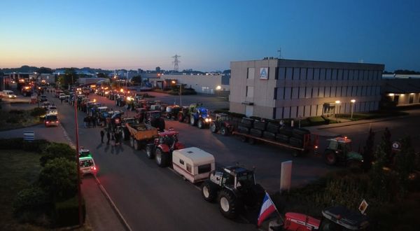Hollanda’da çiftçiler en az altı süpermarket dağıtım merkezini bloke etti