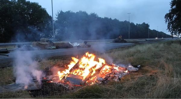 Hollanda’da çiftçiler ateşe verdikleri saman balyaları ve çöple yolları kapattı