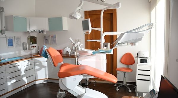 Fransa’da 2 diş doktoru, hastalarının sağlam dişlerini bozup devleti 2,9 milyon euro dolandırdı!