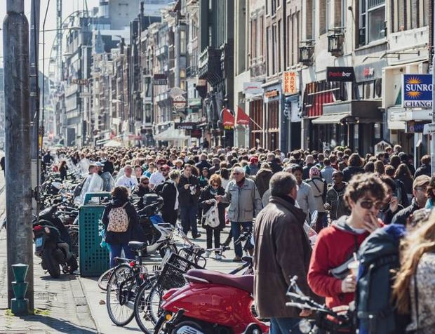 Amsterdam, artan turist sayısıyla mücadele için yeni otel inşaatını yasakladı