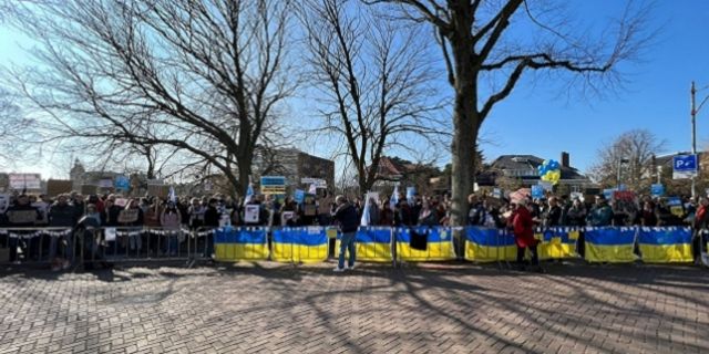 Hollanda'da yaşayan Ruslar, Putin’in Ukrayna’yı işgalini protesto etti