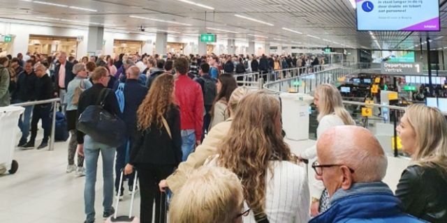 Hollanda, Almanya ve İngiltere havalimanlarında yolcular saatlerce kuyrukta bekliyor!