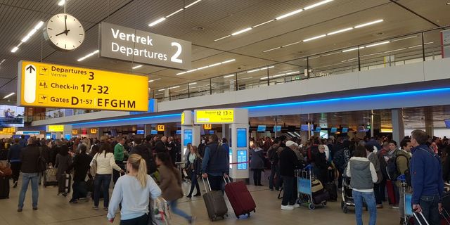Schiphol Havalimanı Gidiş Terminaline sadece son 4 saat içinde uçacak yolcular alınacak