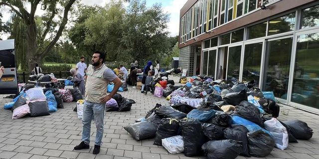 Hollanda’da Milli Görüş Teşkilatından Ter Apel’da dışarda yatan sığınmacılara yardım