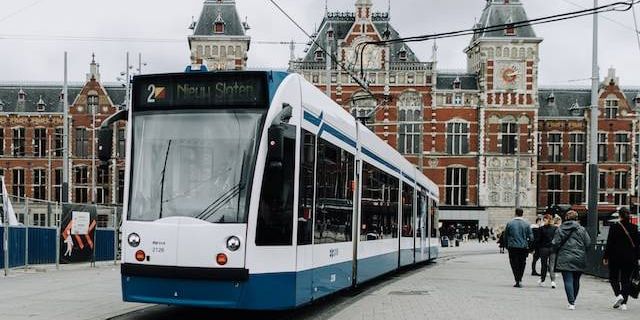 Amsterdam belediyesi dar gelirlilere ücretsiz toplu taşıma bileti dağıtacak