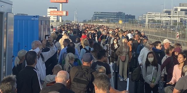 Hollanda’da bugün yine Schiphol havalimanında uzun kuyruklar oluştu