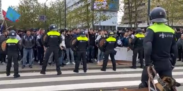 Rotterdam Polisi PEGIDA’nın elindeki Kuran'ları topladı, grup başkanını gözaltına aldı