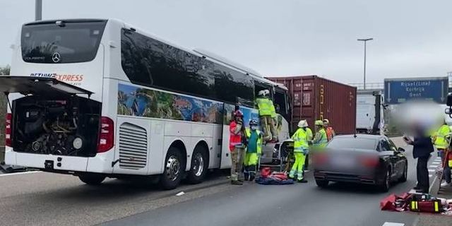 Hollanda plakalı tur otobüsü kamyonla çarpıştı, 1’i ağır 19 kişi yaralandı 