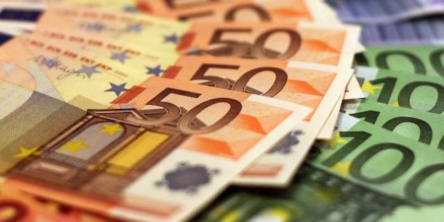 Rotterdam polisi vücudunun her yerinden binlerce euro çıkan kadını gözaltına aldı