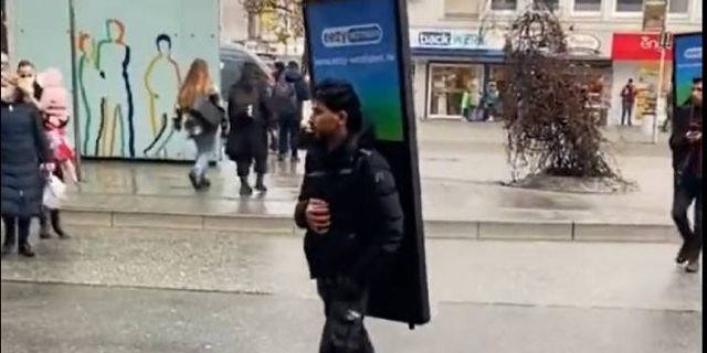 Almanya’da ‘yürüyen reklam panoları’ sosyal medyada tartışma yarattı
