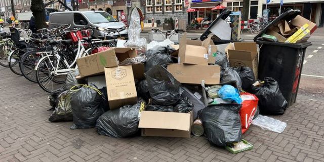 Hollanda'da grev nedeniyle sokaklar çöp yığınlarıyla doldu