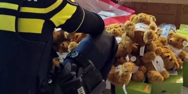 Hollanda polisinden depremzede çocuklara ‘travma ayıcığı’