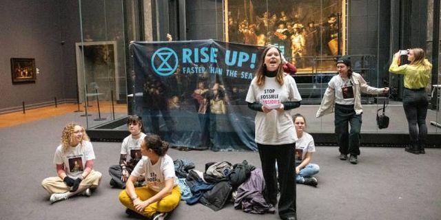 Hollanda'da çevreci gençlerden Amsterdam Rijks Müzesi'nde 'fosil yakıt' eylemi