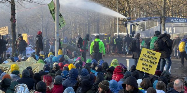 Hollanda'da polis yolu kapatan çevrecilere tazyikli su ile müdahale etti