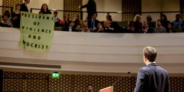 Macron, Hollanda’da protesto edildi: ‘Şiddetin ve ikiyüzlülüğün başkanı’