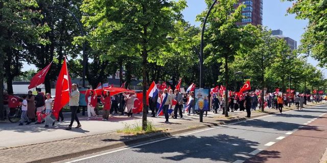 Enschede’de Türkler Süryani soykırımı anıtına karşı yürüyüş düzenlendi