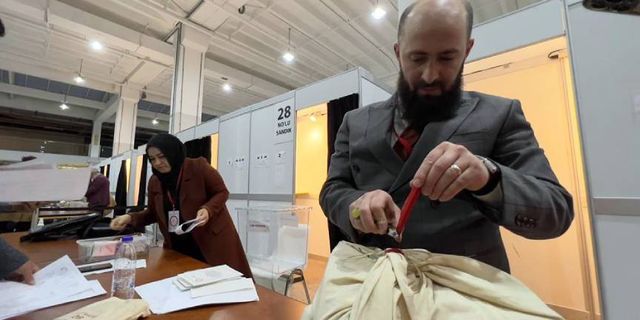 Hollanda'daki oy pusulaları YSK'ya ulaştırılmak üzere Köln'e gönderildi