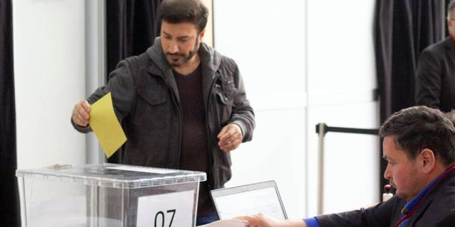 Hollanda'da seçimin son günü! Kullanılan oy sayısı rekora gidiyor