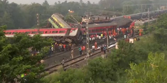 Hindistan'da feci tren kazası: Yüzlerce ölü ve yaralı var!