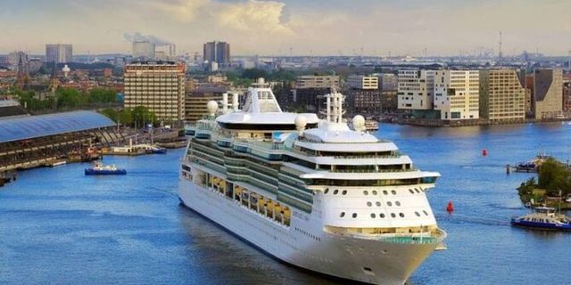 Amsterdam turist sayısını azaltmak için büyük yolcu gemilerini yasakladı