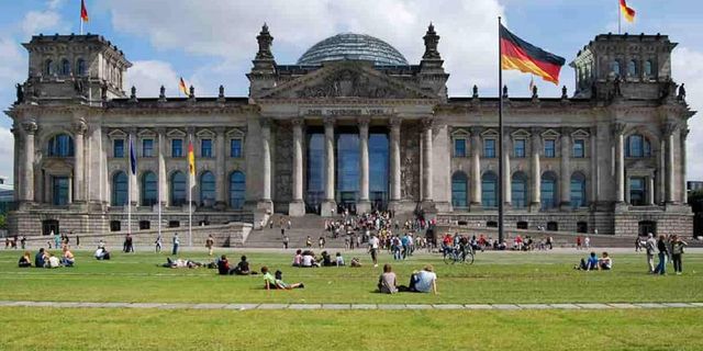 Almanya’da yüksek gelirli vatandaşlardan daha fazla vergi ve prim alınacak