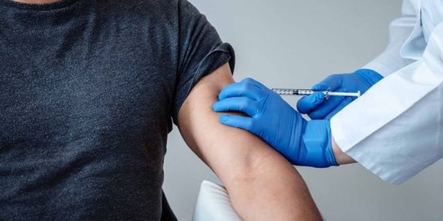 Hollanda’da özellikle risk grubundakilere korona aşısı uyarısı
