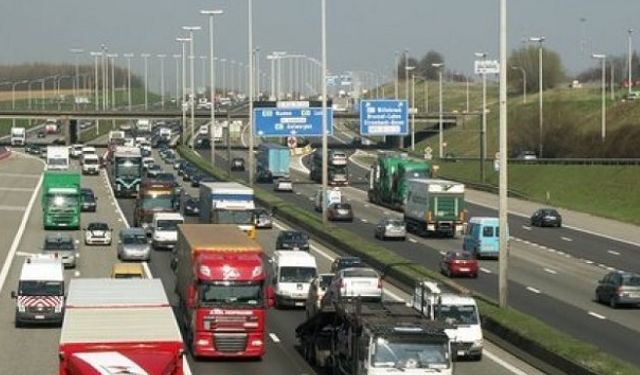Belçika'da otoban ve şehir içi yollarda aşırı yavaş giden sürücüye ceza kesiliyor
