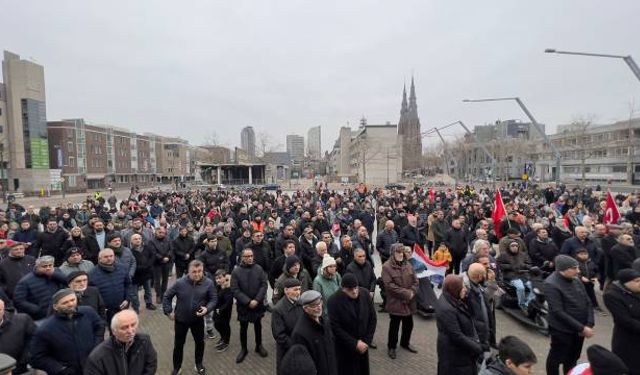 Hollanda’da, Türkiye'deki depremzedeler için anma ve dayanışma günü düzenlendi