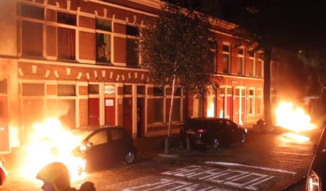 Den Haag’da gece saatlerinde en az 6 araç kundaklandı!