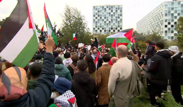 Den Haag’da toplanan yüzlerce kişi, İsrail için Uluslararası Ceza Mahkemesine çağrı yaptı