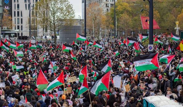 Rotterdam kentinde onbinlerce kişi Filistin İçin Yürüdü