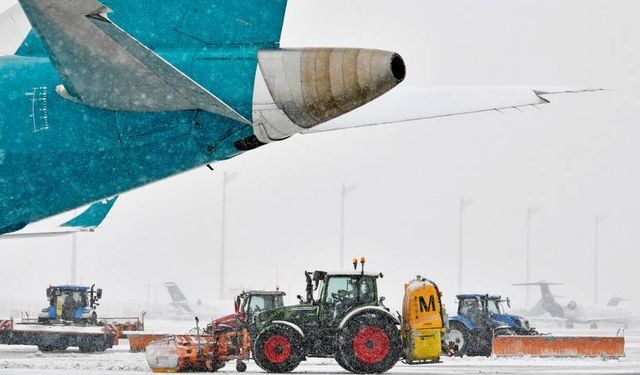 Münih'te yoğun kar yağışı: Binlerce yolcu havalimanında mahsur kaldı